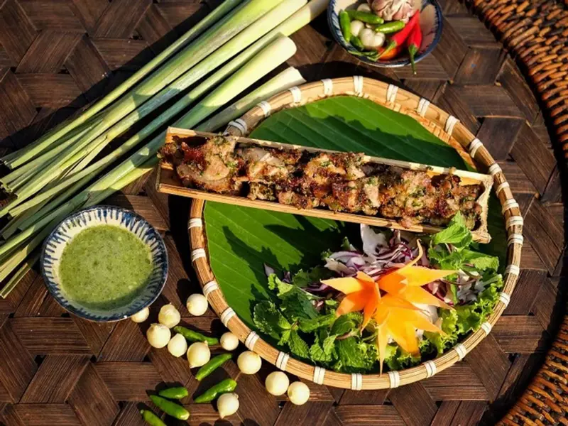 Món bò nướng ống tre luôn có trong thực đơn đặc sản Gia Lai. 