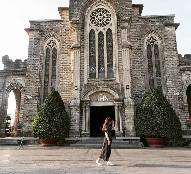 Không gian nhà thờ khá yên tĩnh và bình yên