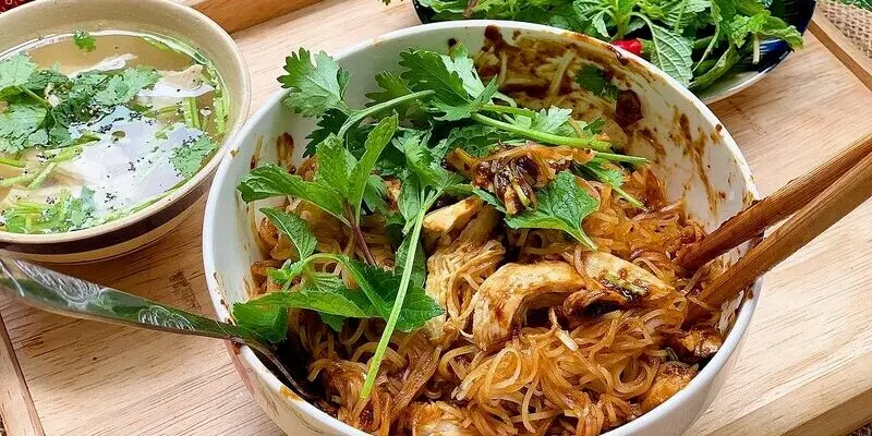 Phở khô Gia Lai bao gồm một tô phở trộn và một tô nước lèo thơm ngon, đậm vị. 