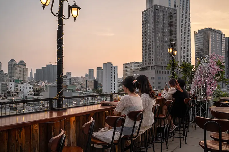 ngắm hoàng hôn tại Vi Vu Rooftop