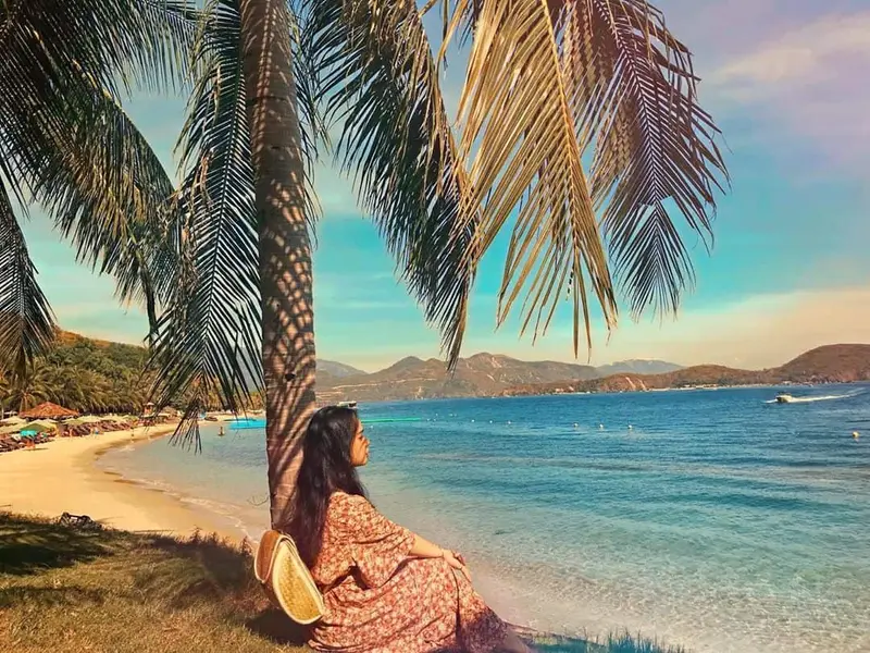 Những hàng dừa cao che bóng mát để bạn tha hồ ngắm biển xanh thơ mộng