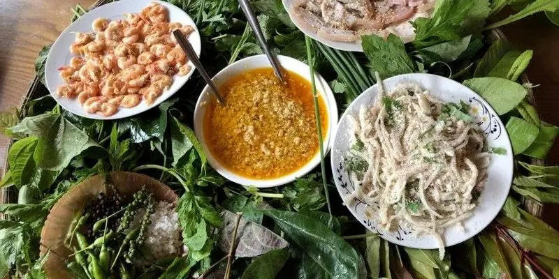 Lẩu lá rau rừng không chỉ ăn ngon mà còn tốt cho sức khỏe. 