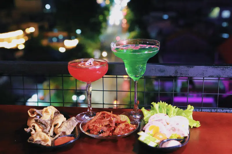 Các món ăn ngon cũng như những ly coctailk được các anh Bartender pha chế đầy chuyên nghiệp và hấp dẫn