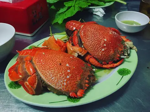 Thưởng thức hải sản tươi sống và đặc sản cua Huỳnh Đế tại đảo Phú Quý