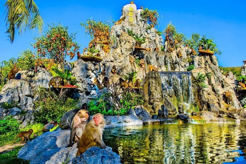 Khung cảnh không khác gì vương quốc của Tề Thiên Đại Thánh tại Vinpearl