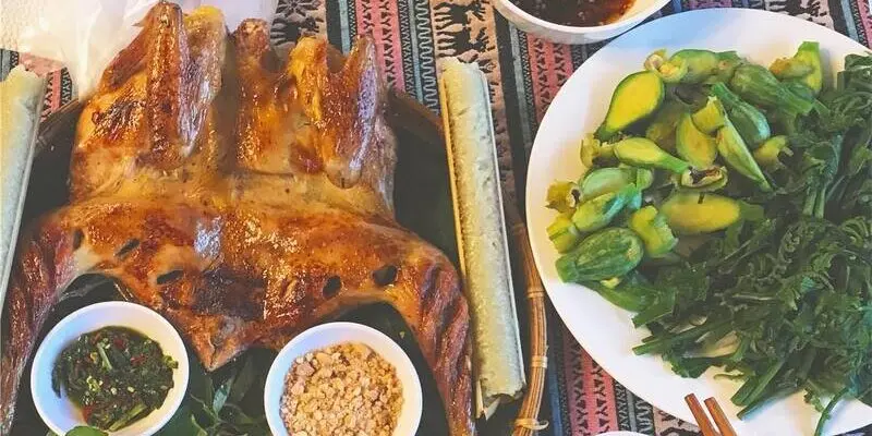 Cơm lam - gà sa lửa cùng một một ly rượu bản chính là combo “hết sảy” để kết thúc một ngày vui chơi mệt nhoài.