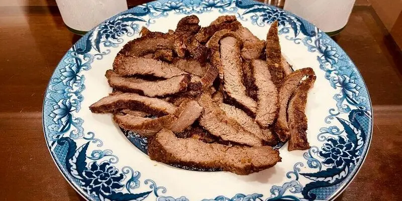 Bò một nắng là món đặc sản được dân nhậu yêu thích bởi độ ngọt thịt và tẩm ướp miễn chê.